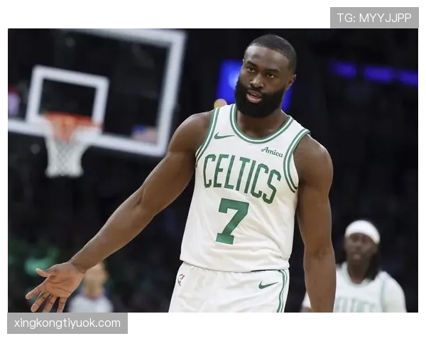 杰伦·布朗利用挡拆拉开空间，提升关键时刻得分效率